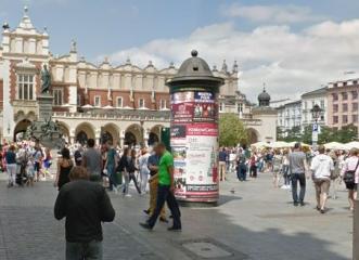 Słupy reklamowe na Rynku w Krakowie
